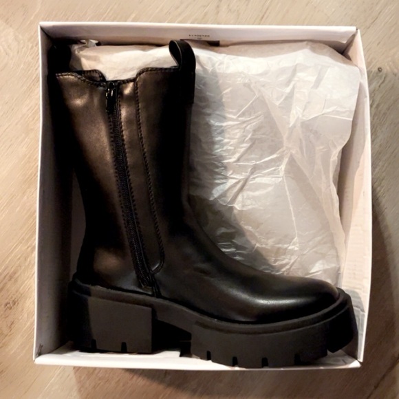 NIB Pretty Little Thing, Black, Round Toe Chunky Sole Ankle Boots - Picture 6 of 7